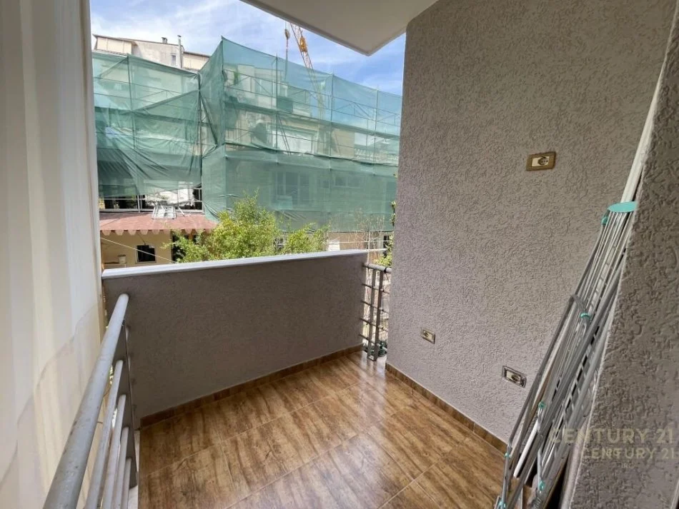 Tirane, jepet me qera apartament 2+1 Kati 2, 105 m² 650 € 