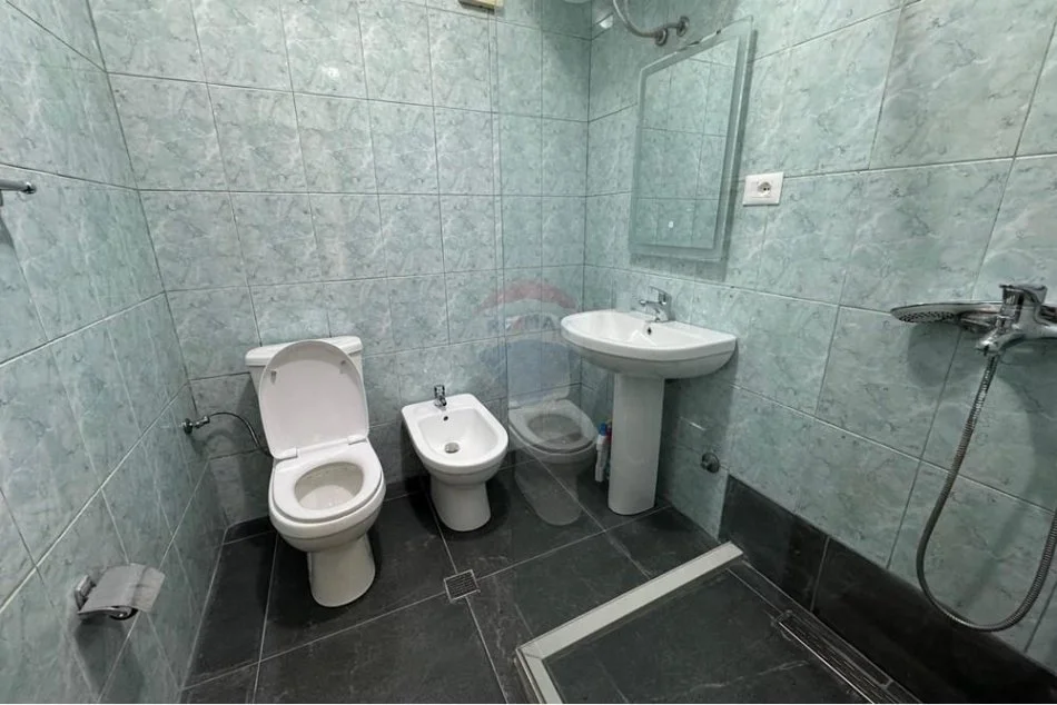Tirane, jepet me qera apartament 1+1+Aneks+Ballkon Kati 2, 77 m² 600 € (Qendër - Kafe Flora)