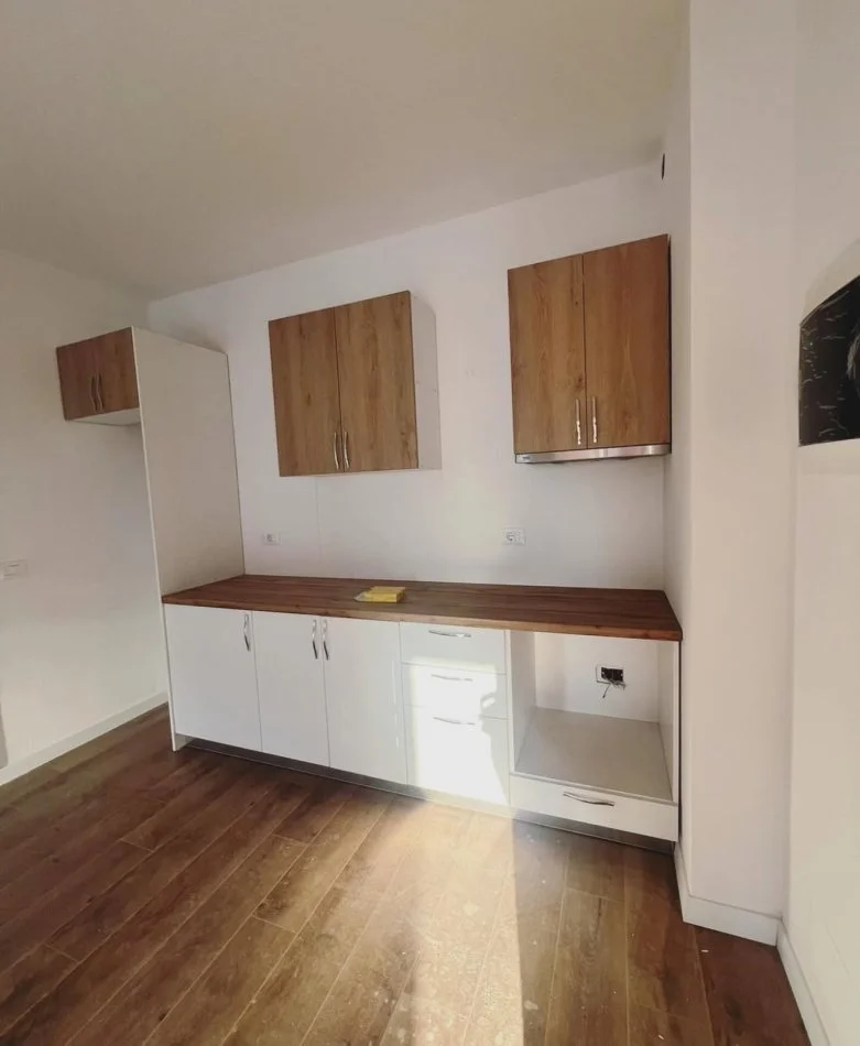 Shqiperi, jepet me qera apartament 1+1+Ballkon , 65 m² 500 € (Komuna e Parisit)