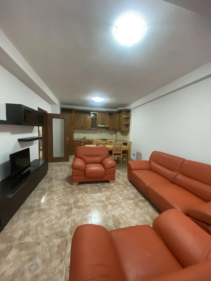 Tirane, jepet me qera apartament 2+1 Kati 10, 84 m² 650 € (Rruga Kavajes)