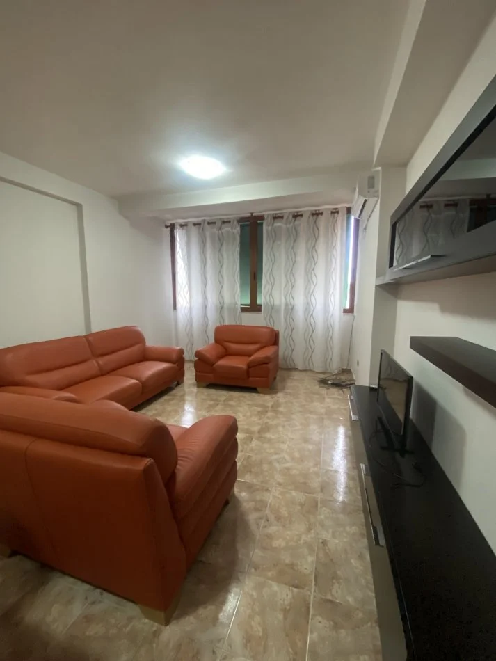 Tirane, jepet me qera apartament 2+1 Kati 10, 84 m² 650 € (Rruga Kavajes)