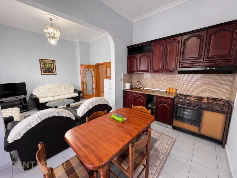 Tirane, jepet me qera apartament 2+1 Kati 4, 70 m² 550 € 