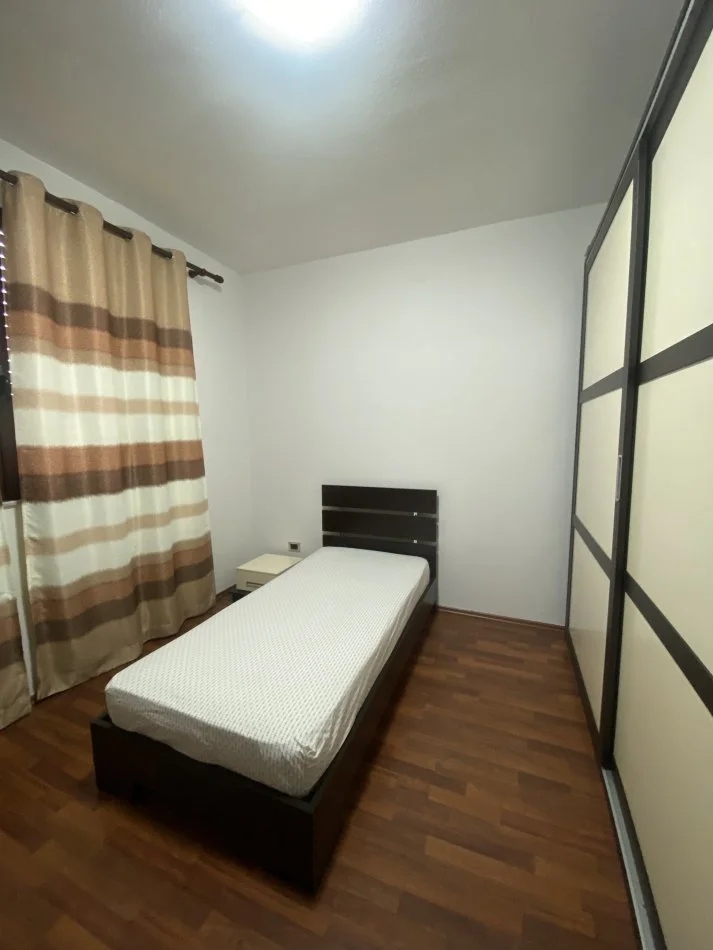 Tirane, jepet me qera apartament 2+1 Kati 10, 84 m² 650 € (Rruga Kavajes)