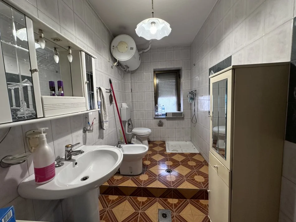 Tirane, jepet me qera apartament 1+1 Kati 4, 75 m² 450 € (Ali Ndroqi)
