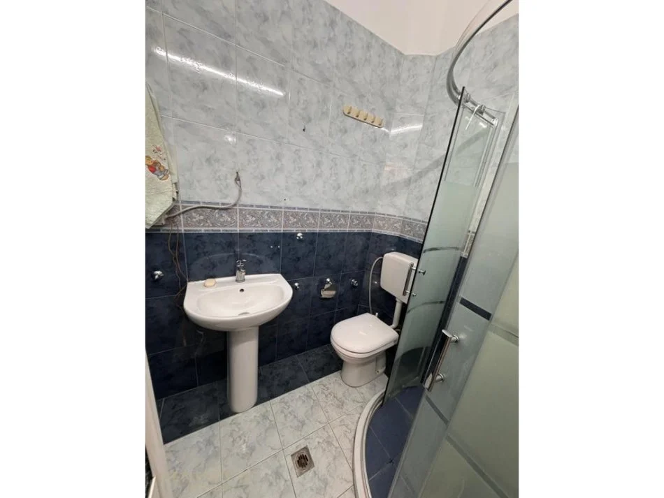 Tirane, jepet me qera apartament 2+1 Kati 4, 70 m² 550 € 