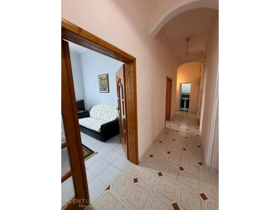 Tirane, jepet me qera apartament 2+1 Kati 4, 70 m² 550 € 