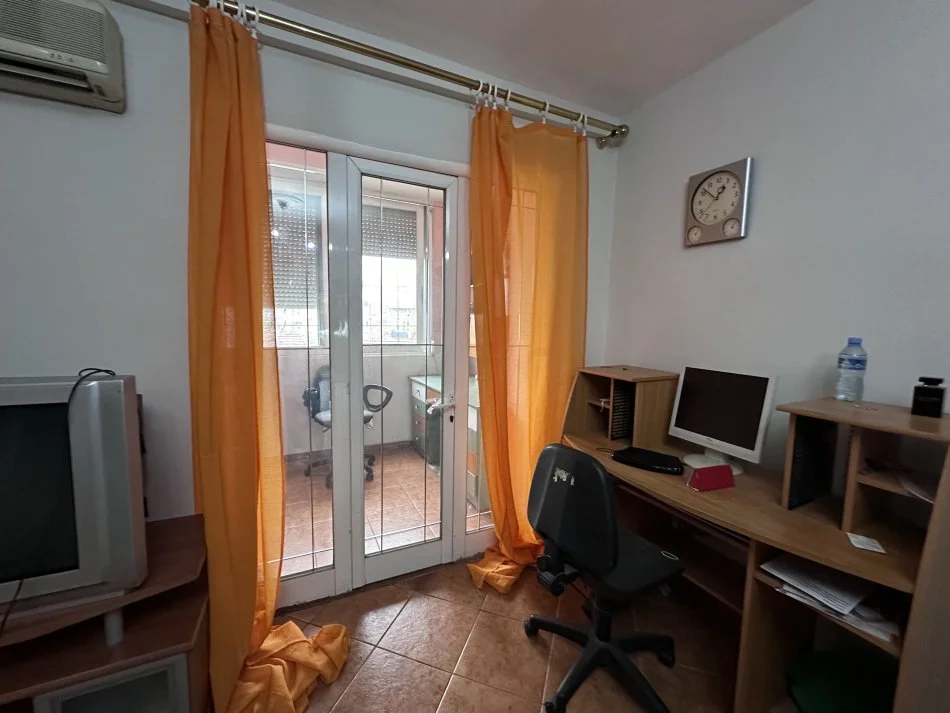 Tirane, jepet me qera apartament 1+1 Kati 4, 75 m² 450 € (Ali Ndroqi)