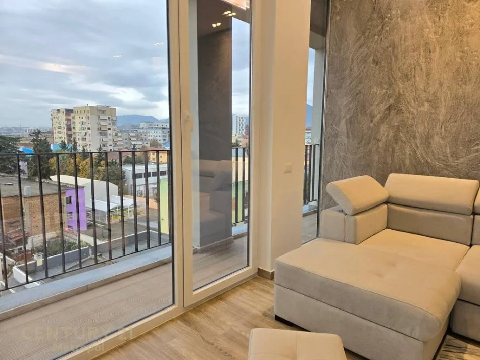 Tirane, jepet me qera apartament 2+1 Kati 5, 120 m² 1.200 € 