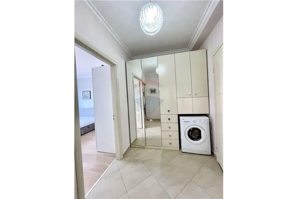 Tirane, jepet me qera apartament 1+1+Aneks+Ballkon , 73 m² 600 € (Rruga e Kavajes)