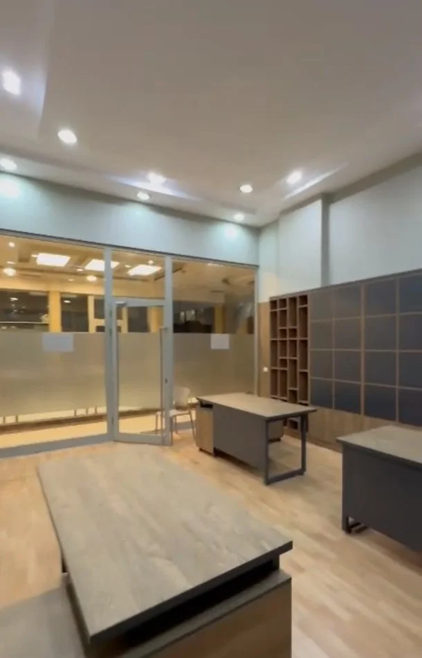 Tirane, shitet dyqan Kati 2, 57 m² 170.000 € (Rruga e barrikadave)