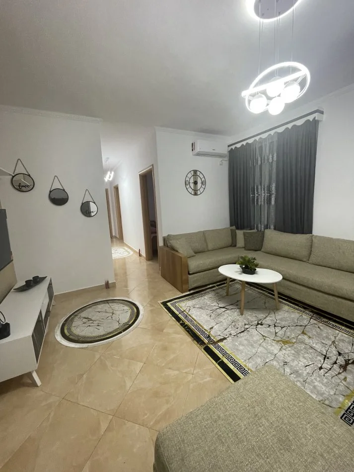Tirane, jepet me qera apartament 2+1 Kati 5, 80 m² 500 € (Blloku Ambasadave)