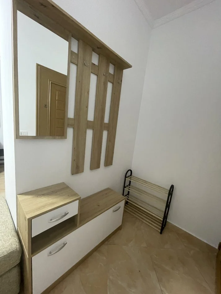 Tirane, jepet me qera apartament 2+1 Kati 5, 80 m² 500 € (Blloku Ambasadave)