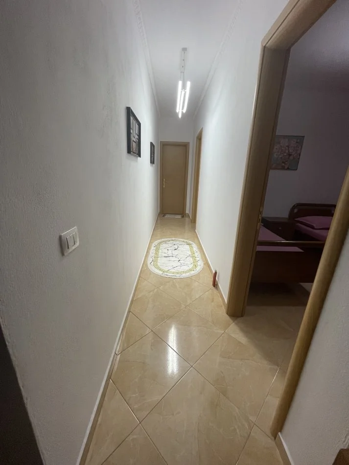 Tirane, jepet me qera apartament 2+1 Kati 5, 80 m² 500 € (Blloku Ambasadave)