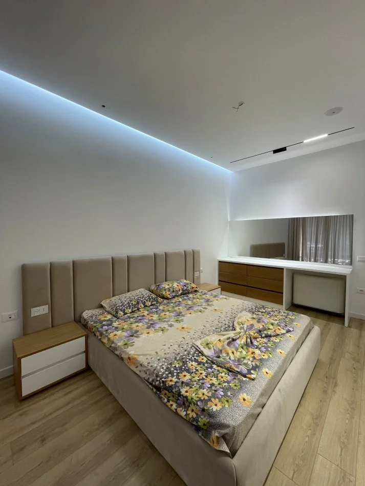 Tirane, jepet me qera apartament 2+1+Ballkon Kati 5, 110 m² 800 € (Rruga selita e vjeter)
