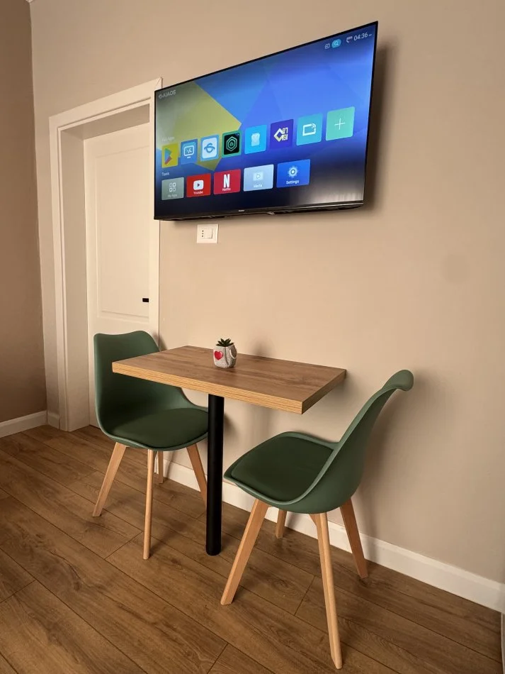 Tirane, jepet me qera apartament 2+1+Ballkon , 108 m² 1.200 € (Kafe Flora, Rr e Durresit)