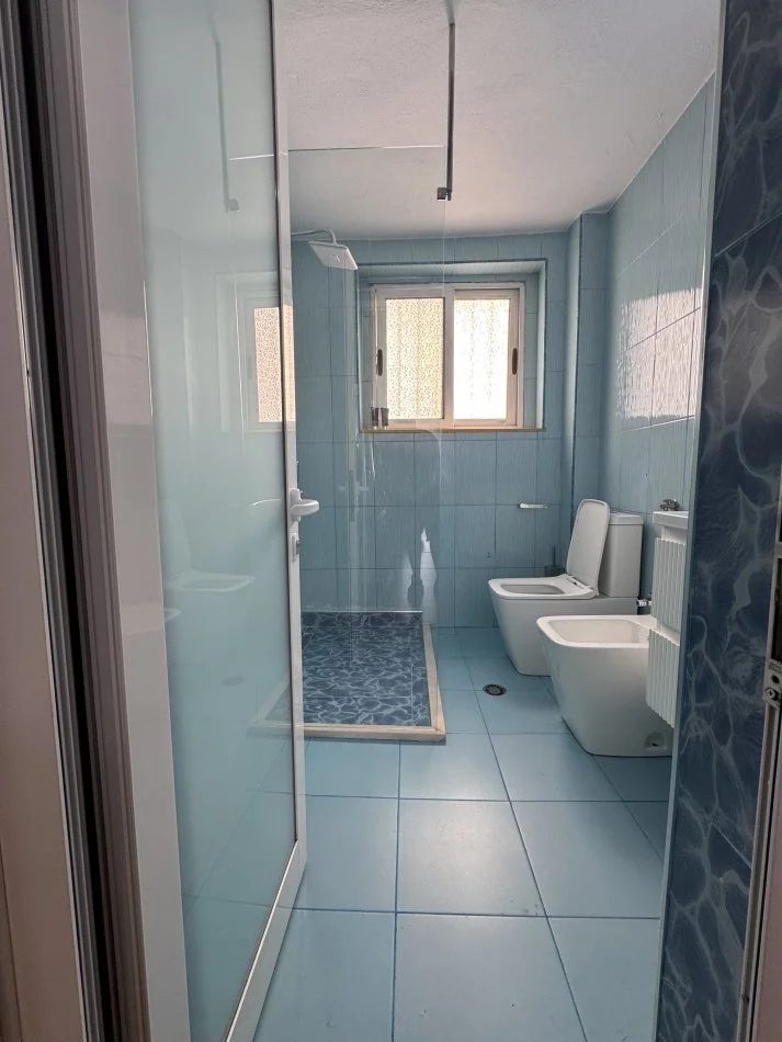 Tirane, jepet me qera apartament 2+1+Ballkon , 108 m² 1.200 € (Kafe Flora, Rr e Durresit)