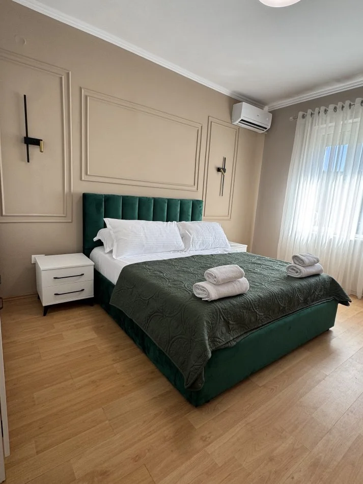 Tirane, jepet me qera apartament 2+1+Ballkon , 108 m² 1.200 € (Kafe Flora, Rr e Durresit)