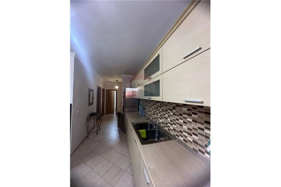Tirane, jepet me qera apartament Kati 3, 100 m² 330 € 