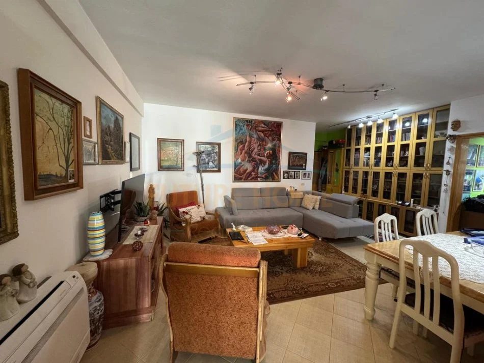 Tirane, shitet apartament 2+1+Ballkon Kati 2, 107 m² 249.000 € (Mbikalimi i komunes se parisit tek big marketi)