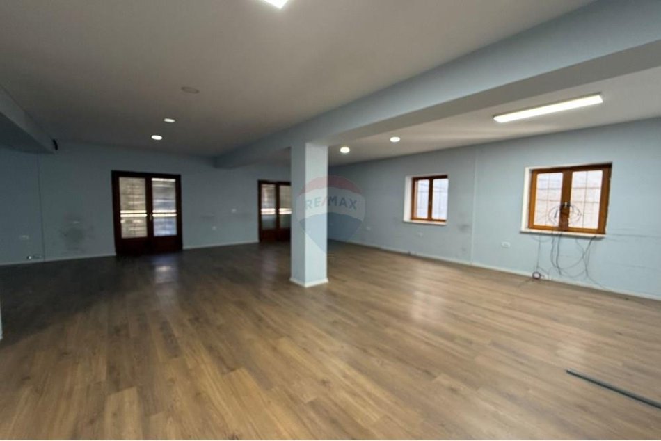 Tirane, jap me qera zyre Kati 3, 202 m² 850 € (Brryli)