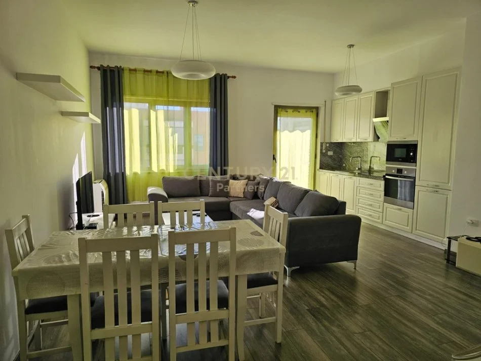 Tirane, jepet me qera apartament 3+1 , 131 m² 1.200 € 