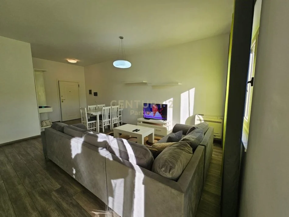 Tirane, jepet me qera apartament 3+1 , 131 m² 1.200 € 