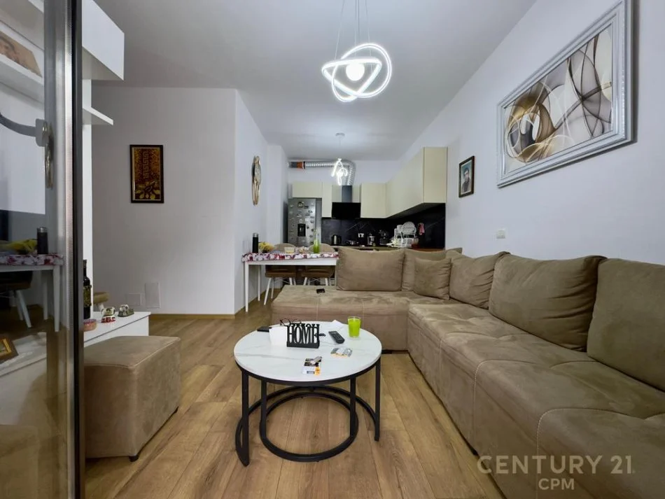 Tirane, jepet me qera apartament 2+1 Kati 4, 80 m² 650 € 
