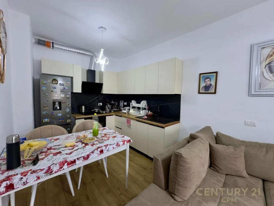 Tirane, jepet me qera apartament 2+1 Kati 4, 80 m² 650 € 