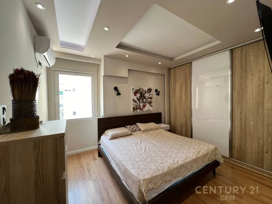 Tirane, jepet me qera apartament 2+1 , 2 m² 700 € 