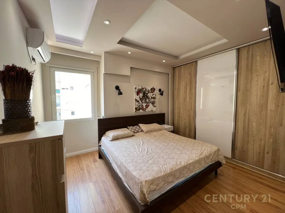 Tirane, jepet me qera apartament 2+1 , 2 m² 700 € 