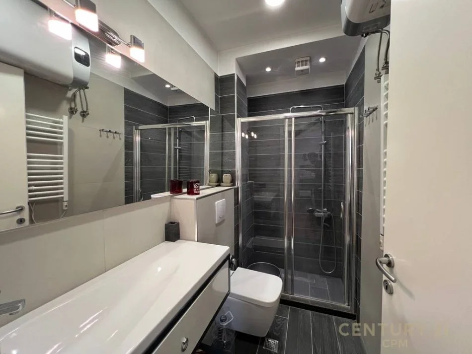 Tirane, jepet me qera apartament 2+1 , 2 m² 700 € 