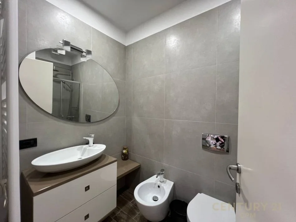 Tirane, jepet me qera apartament 2+1 , 2 m² 700 € 