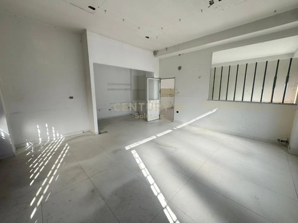 Tirane, jepet me qera dyqan , 65 m² 700 € 