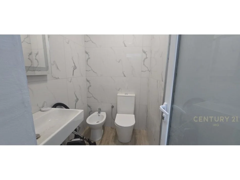 Tirane, jepet me qera 2+1 Kati 5, 130 m² 600 € 