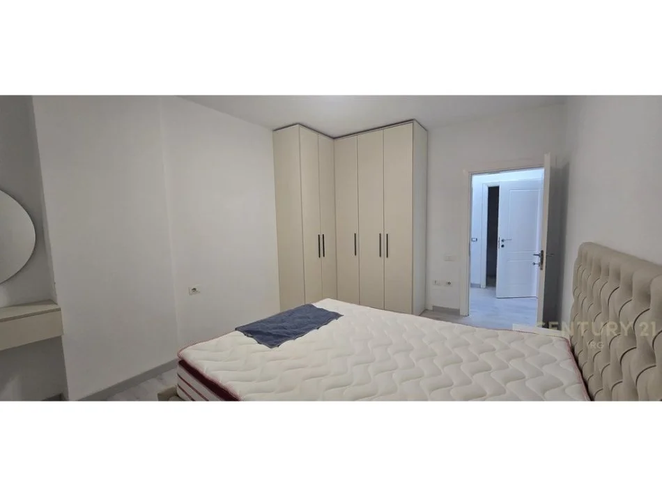 Tirane, jepet me qera 2+1 Kati 5, 130 m² 600 € 