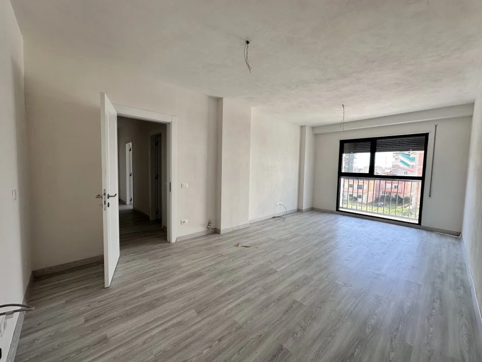 Tirane, jepet me qera apartament 2+1+Ballkon Kati 2, 117 m² 400 €
