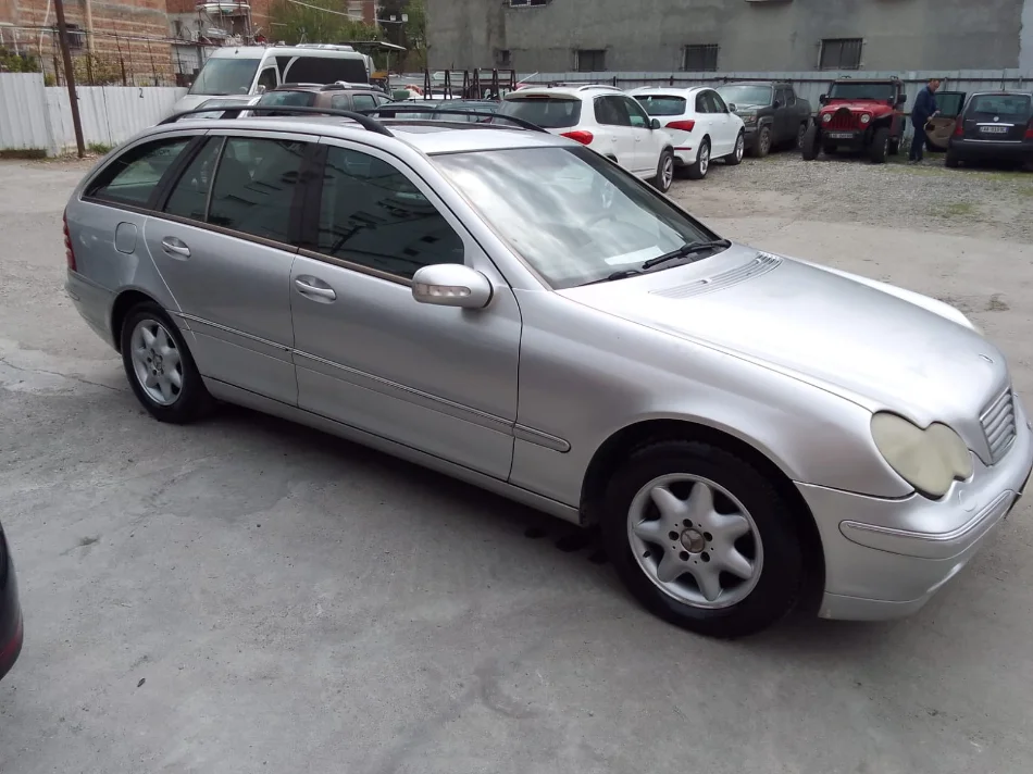 Tirane, shes makine Nafte, gri metalizato automatik Kondicioner 220.000 km 2.300 €