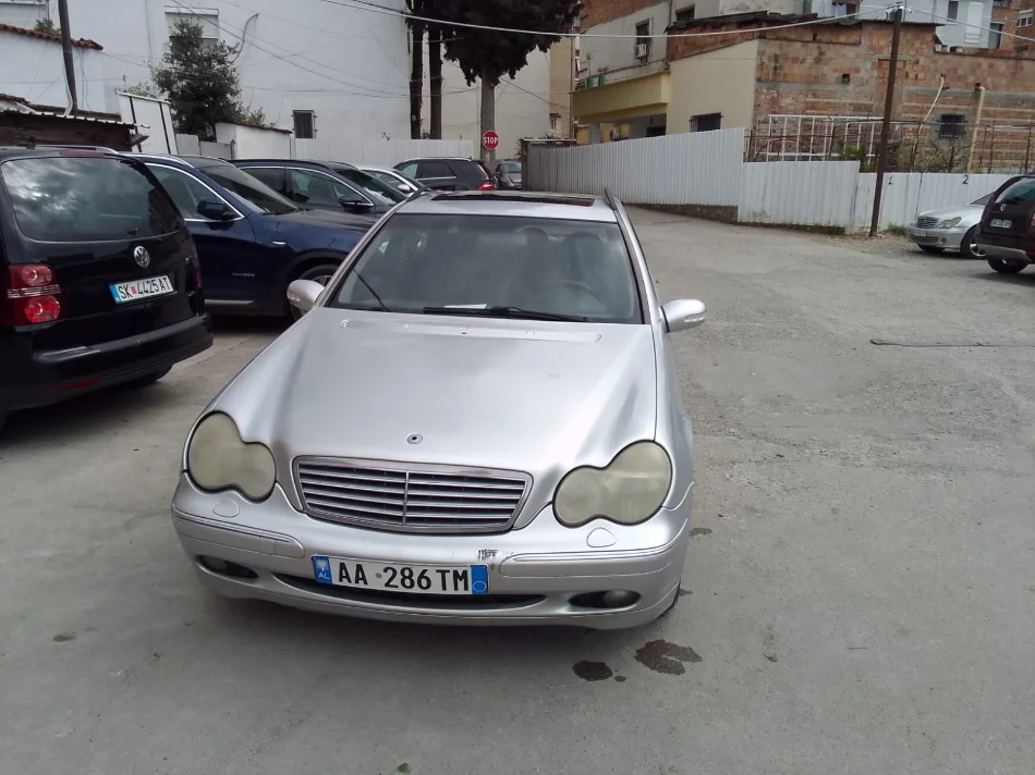 Tirane, shes makine Nafte, gri metalizato automatik Kondicioner 220.000 km 2.300 €