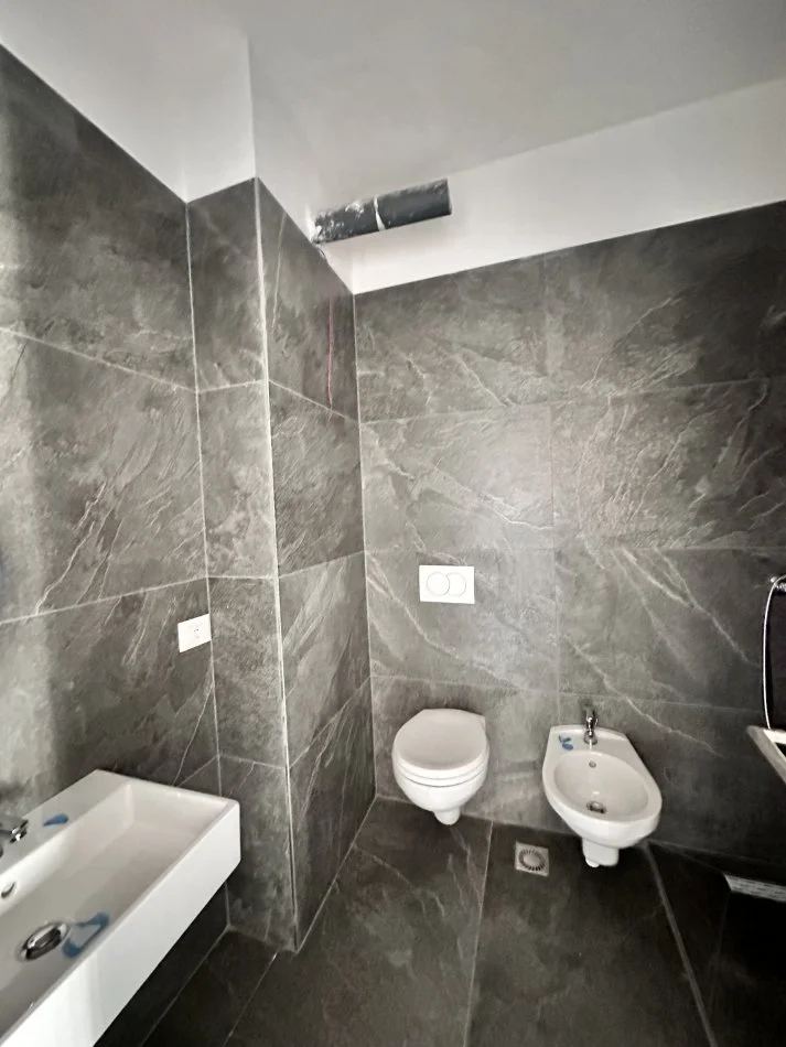 Tirane, jepet me qera apartament 2+1+Ballkon Kati 2, 117 m² 400 €