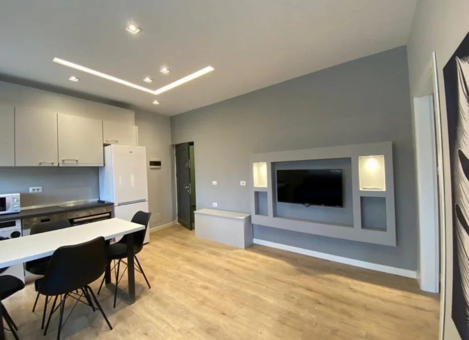 Tirane, jepet me qera apartament 1+1+Ballkon Kati 2, 65 m² 500 € (21 Dhjetori)