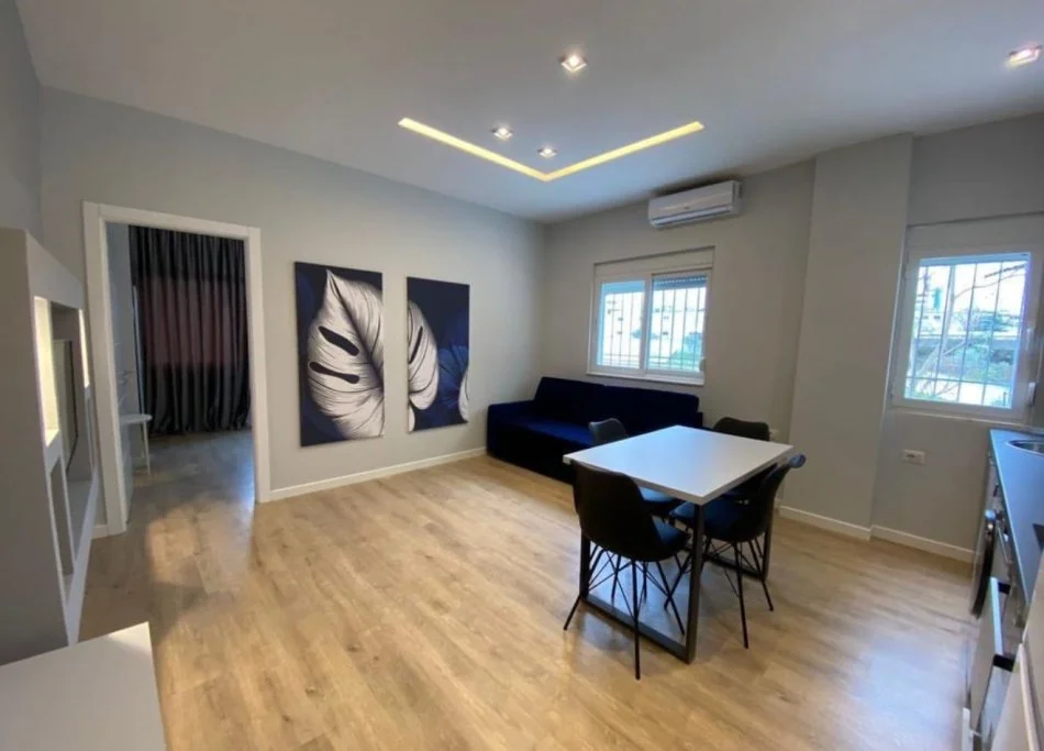 Tirane, jepet me qera apartament 1+1+Ballkon Kati 2, 65 m² 500 € (21 Dhjetori)