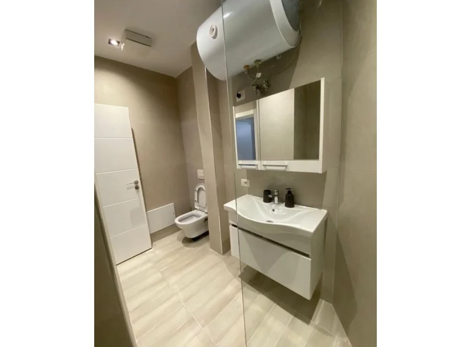 Tirane, jepet me qera apartament 1+1+Ballkon Kati 2, 65 m² 500 € (21 Dhjetori)