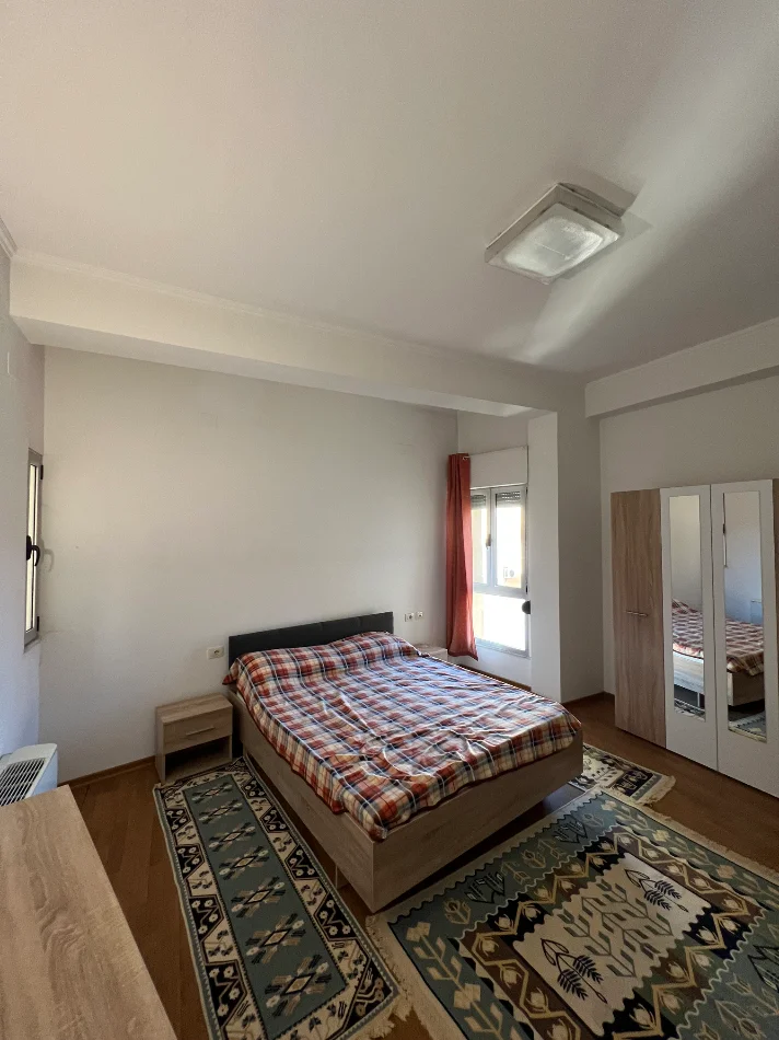 Tirane, jepet me qera apartament 3+1+Ballkon Kati 3, 128 m² 800 € (Rruga Peti)