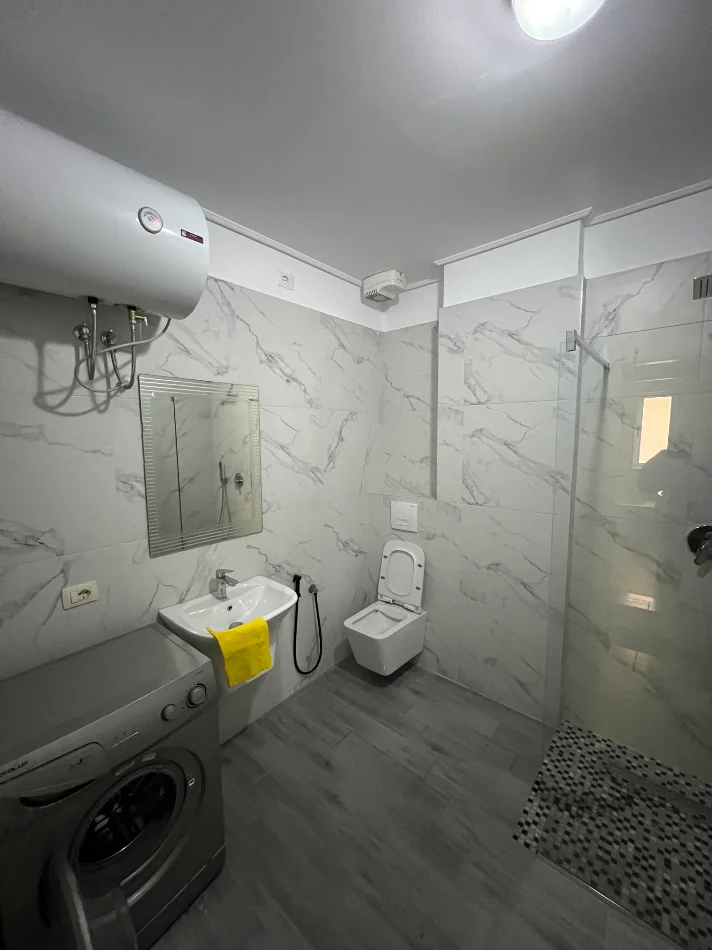 Tirane, jepet me qera apartament 3+1+Ballkon Kati 3, 128 m² 800 € (Rruga Peti)