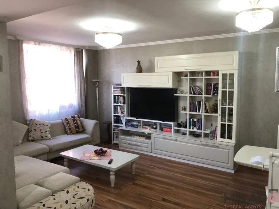 Tirane, jepet me qera apartament 2+1 Kati 5, 108 m² 1.000 € (Toptani)