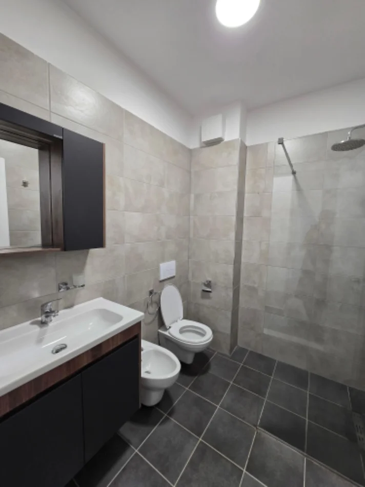 Tirane, jepet me qera apartament 1+1 Kati 3, 74 m² 450 € (Restorant Olsi ne Linze)