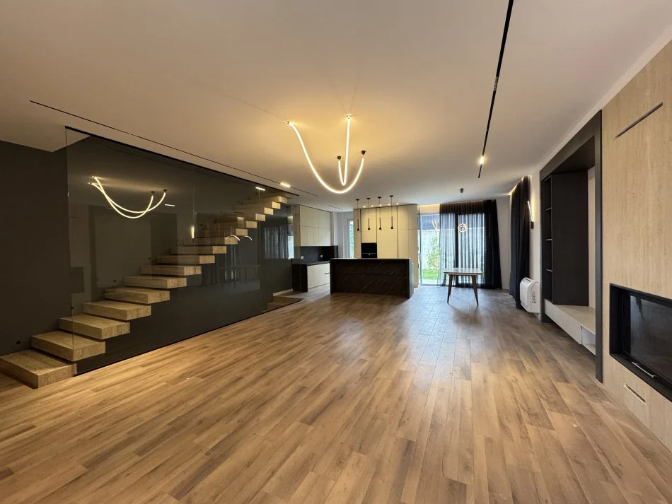 Tirane, jepet me qera Vile , 298 m² 3.500 € 