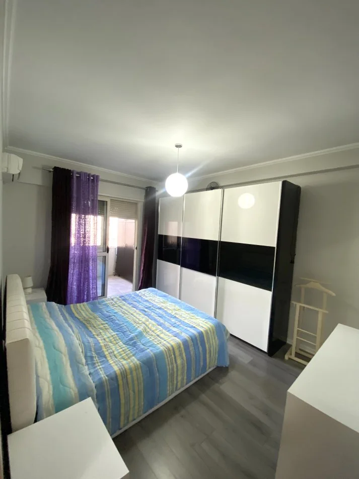 JEPET ME QERA APARTAMENT 2+1+2 
ME POST PARKIMI AFËR QENDRËS