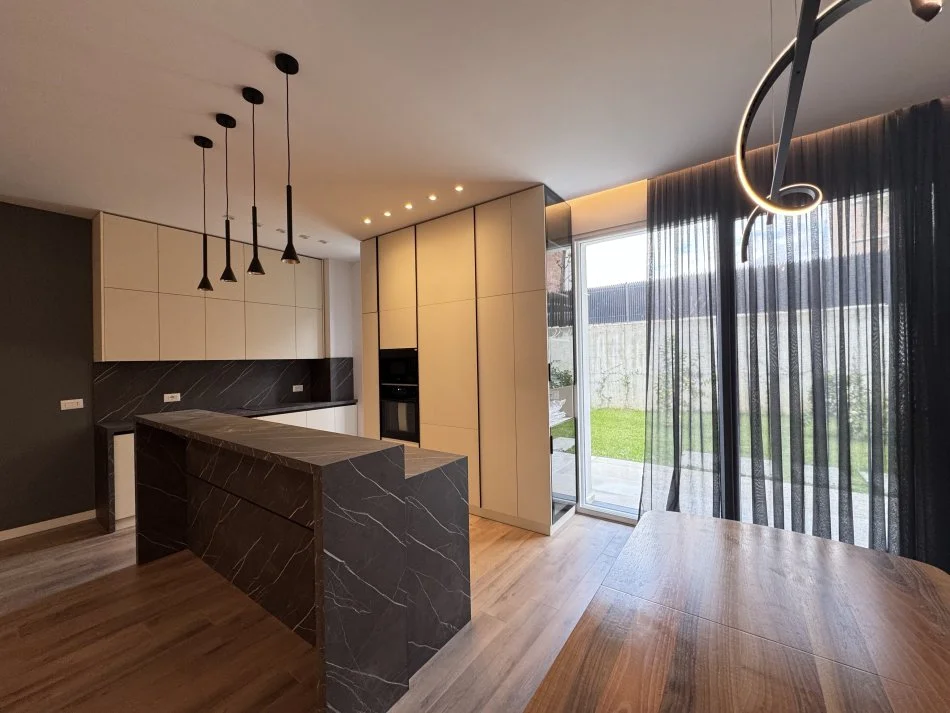 Tirane, jepet me qera Vile , 298 m² 3.500 € 