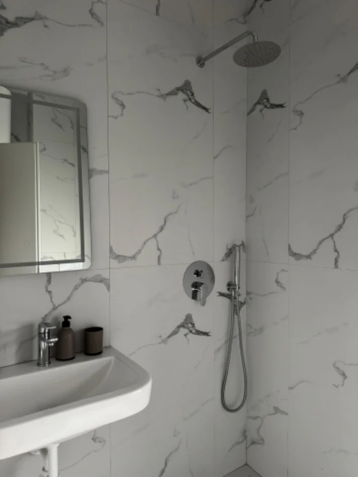 Tirane, jepet me qera garsonier Kati 8, 40 m² 40.000 Lek (Kompleksi Kadiu ne Ali Dem)